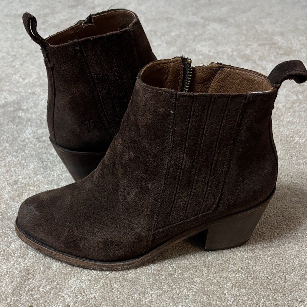 Frye Designer Alton Chelsea Ankle Heeled Fall Booties in Chocolate Suede Size 6